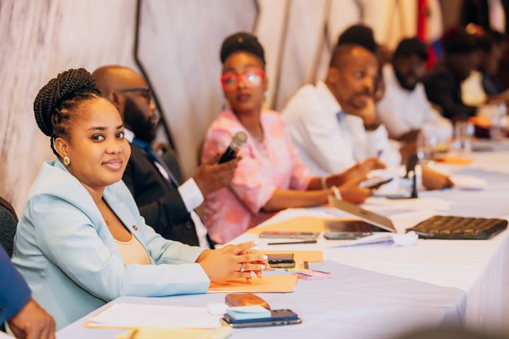 Lucna Henrisme lors d'une table ronde, entourée d'autres participants